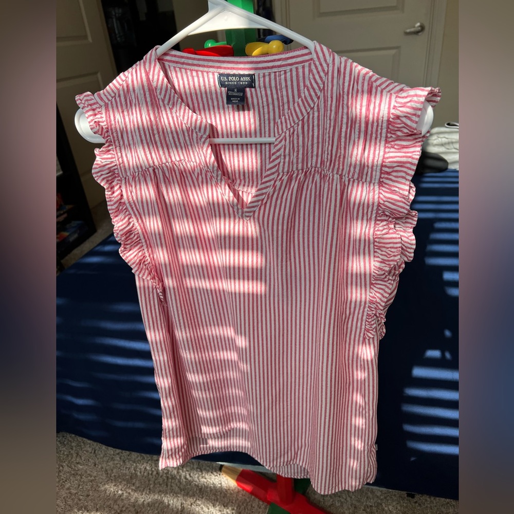 Casual Shirt Sleeveless, detailed in collar and sleeves.